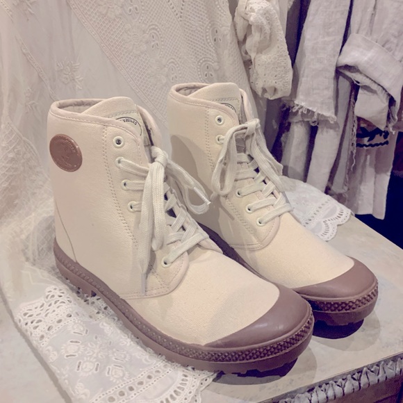 Boots - Picture 6 of 9